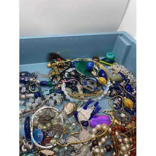 460A - Tray of costume jewellery