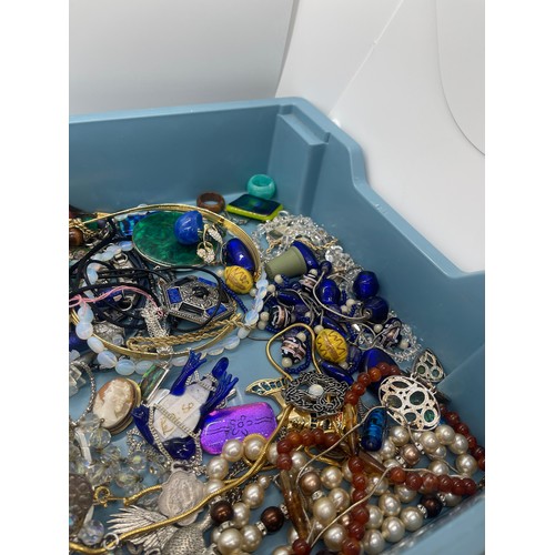 460A - Tray of costume jewellery