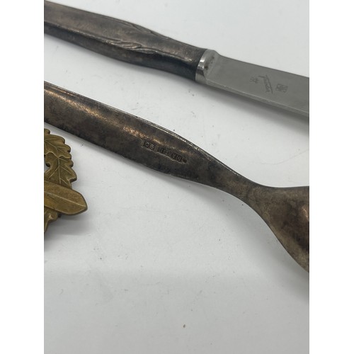 525 - WW2 German SS knife and fork together with an original SA-Sportabzeichen badge in bronze