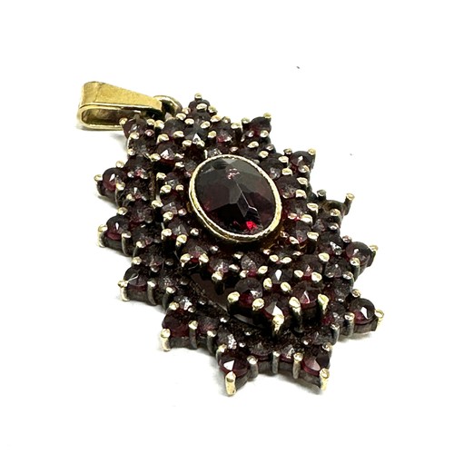 149 - 14ct gold garnet cluster pendant (5.7g)