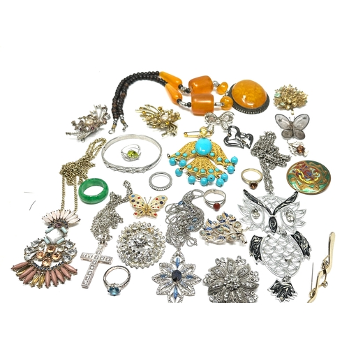 327 - Selection of vintage & later costume jewellery inc brooches rings pendants etc weight 460g