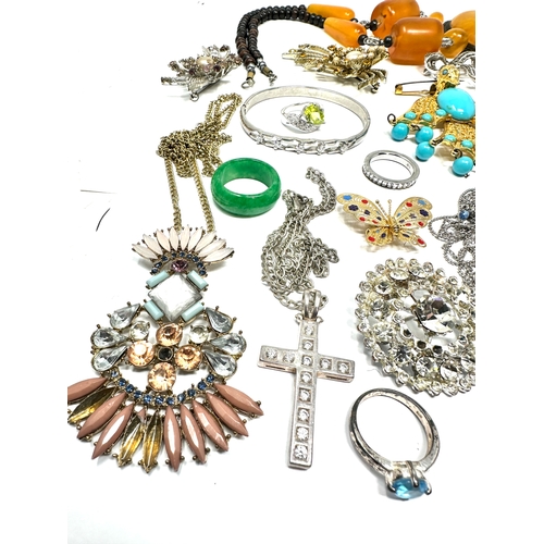 327 - Selection of vintage & later costume jewellery inc brooches rings pendants etc weight 460g