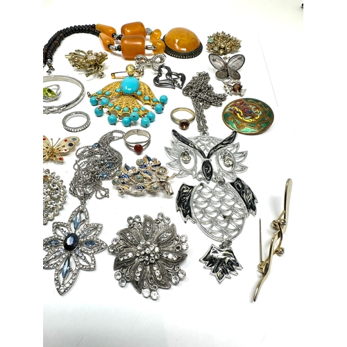 327 - Selection of vintage & later costume jewellery inc brooches rings pendants etc weight 460g