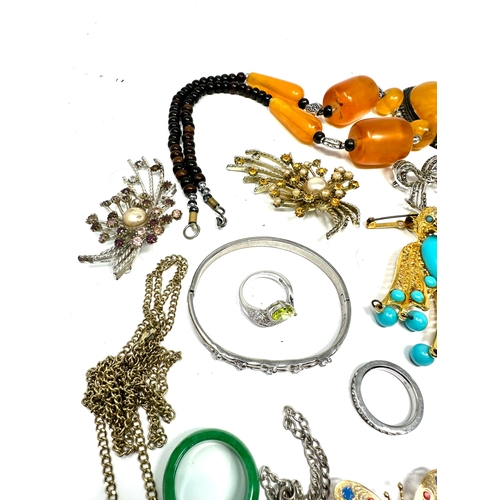 327 - Selection of vintage & later costume jewellery inc brooches rings pendants etc weight 460g