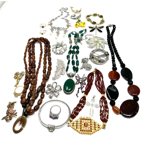 328 - Selection of vintage & later costume jewellery inc brooches rings pendants etc 514g