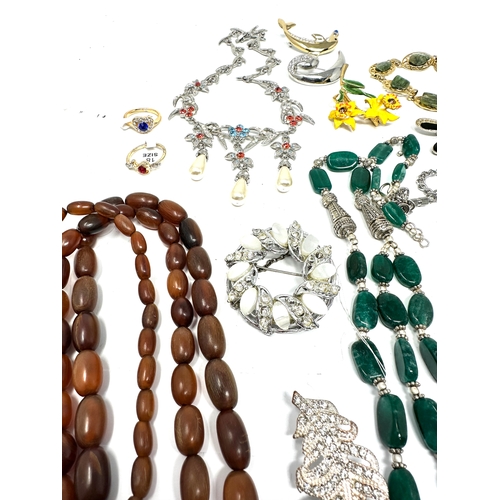 328 - Selection of vintage & later costume jewellery inc brooches rings pendants etc 514g