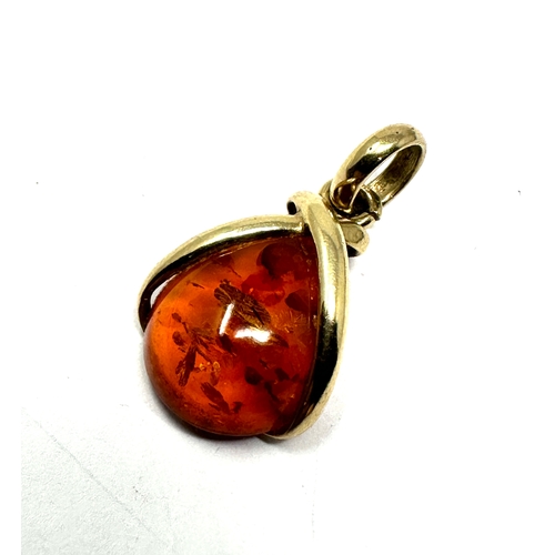 78 - 9ct gold & amber pendant measures approx 3cm drop by 1.5cm wide weight 2.5g