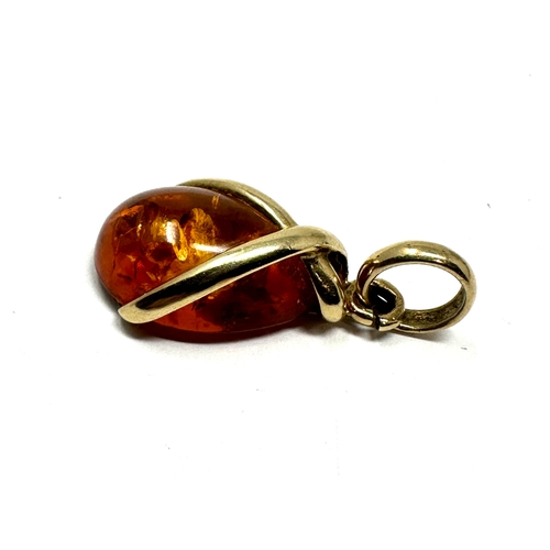 78 - 9ct gold & amber pendant measures approx 3cm drop by 1.5cm wide weight 2.5g