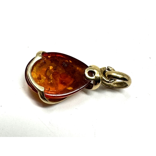 78 - 9ct gold & amber pendant measures approx 3cm drop by 1.5cm wide weight 2.5g