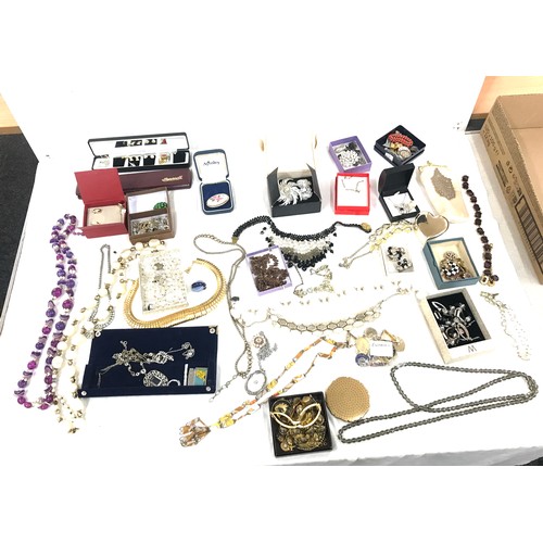 530 - Quantity of vintage costume jewellery