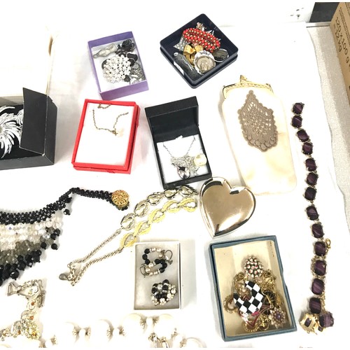 530 - Quantity of vintage costume jewellery