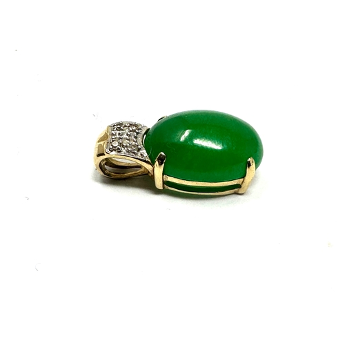 88 - 14ct gold Jade & Diamond pendant measures approx 2cm drop weight 2.5g