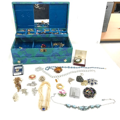 78 - Quantity of vintage costume jewellery