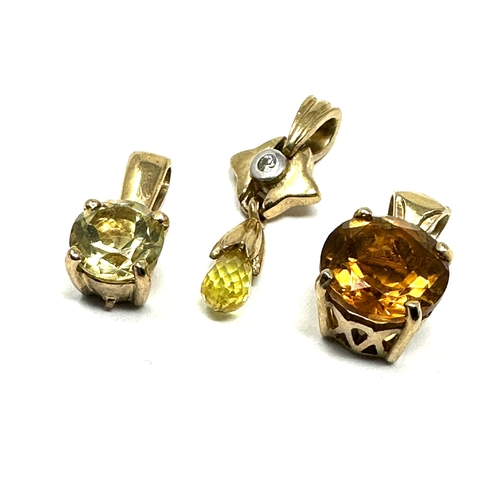 89 - 3 9ct gold gem set pendants weight 3.4g