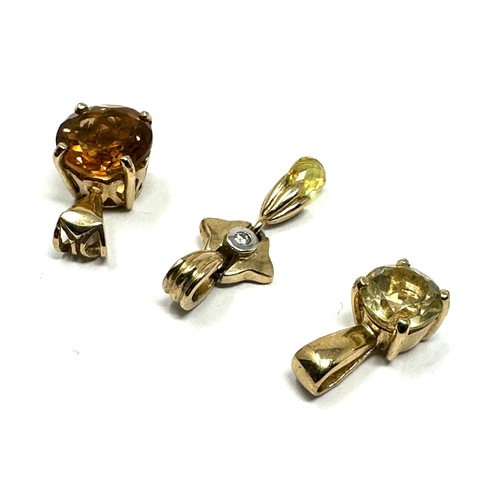 89 - 3 9ct gold gem set pendants weight 3.4g