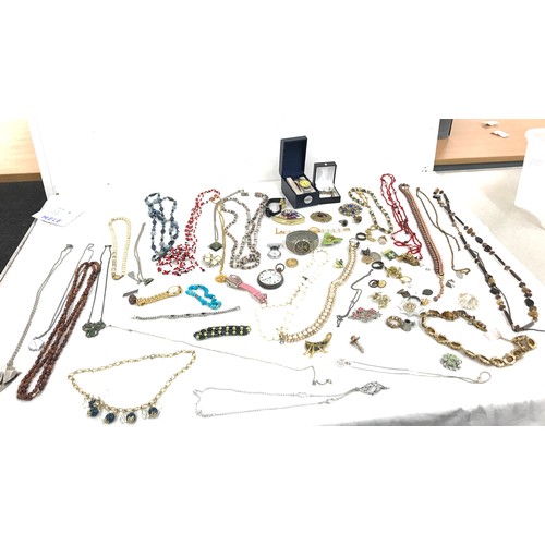 509 - Quantity of vintage costume jewellery