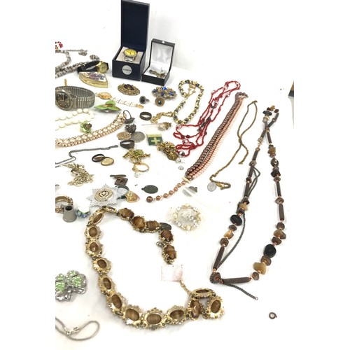 509 - Quantity of vintage costume jewellery