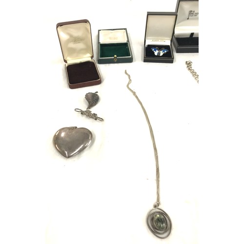 515 - Vintage silver jewellery to include a large silver heart pendant, enamel butterfly etc