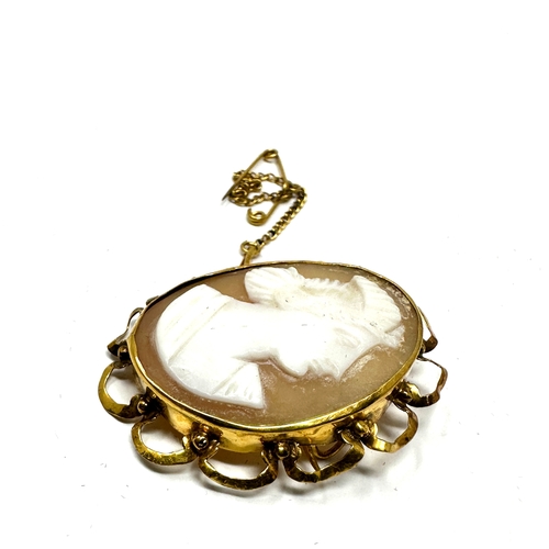 94 - Vintage 9ct gold & cameo brooch measures approx 4cm by 3cm weight 5.1g