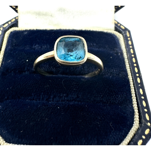 103 - 9ct gold blue topaz ring weight 1.9g