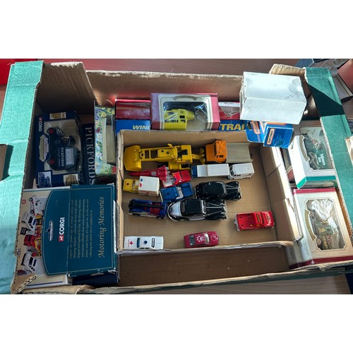 193 - Large selection of loose die cast cars includes match box, corgi, advertising etc