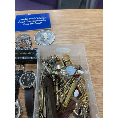 468 - Selection of vintage and later costume jewellery to include watches, badges rings etc