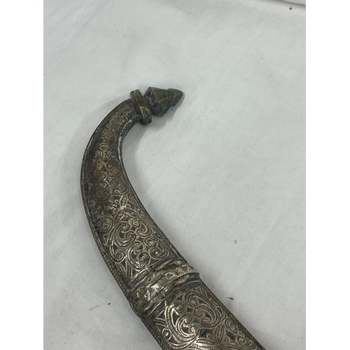 511 - Vintage middle eastern dagger