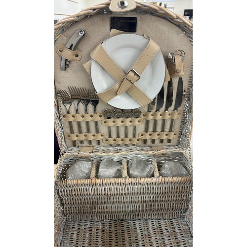 176 - Home products Innovations picnic hamper - looks to be complete