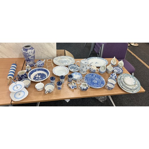 264 - Large selection of blue and white porcelain items to include oriental, T&G etc