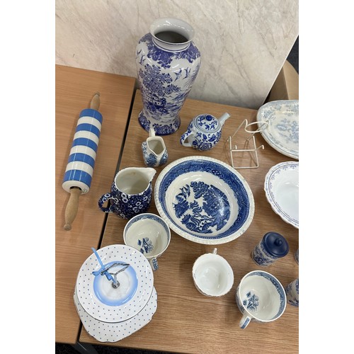 264 - Large selection of blue and white porcelain items to include oriental, T&G etc