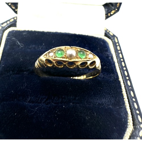 150 - 18ct gold green gemstone & seed pearl ring (1.9g)