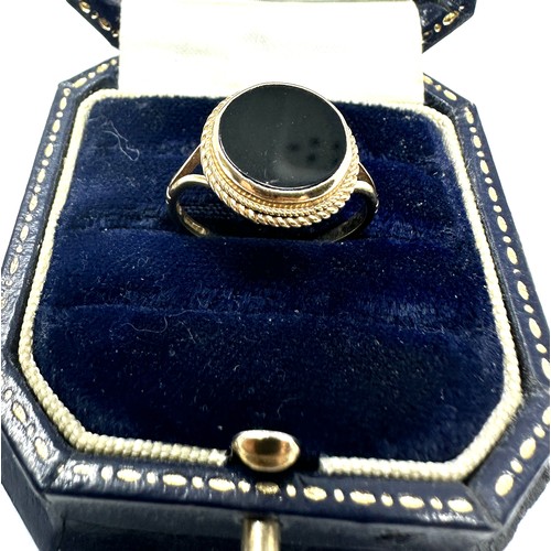 122 - 9ct gold black onyx ring (2.6g)