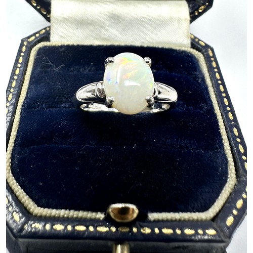 200 - 9ct white gold opal ring (3g)