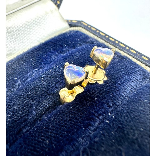 201 - 18ct gold gemstone heart shaped stud earrings (1.5g)