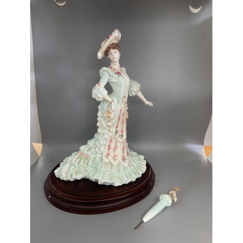 609 - Coalport Bone China Heirloom Figurine of the Year 1998 Alexandra with wooden base