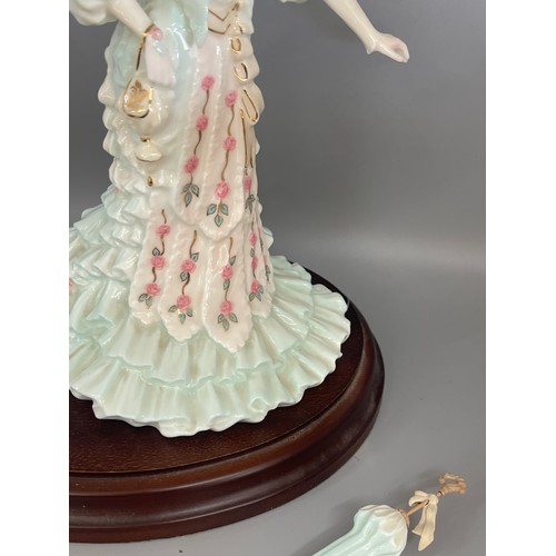 609 - Coalport Bone China Heirloom Figurine of the Year 1998 Alexandra with wooden base