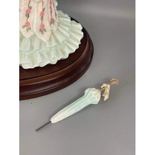 609 - Coalport Bone China Heirloom Figurine of the Year 1998 Alexandra with wooden base