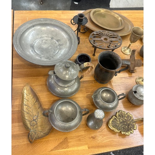 121 - Selection of pewter and brassware to include trivets, legged bowl, goblets, ice skates etc