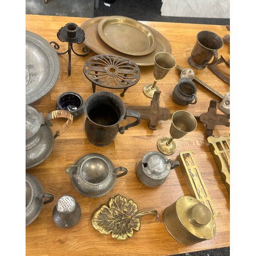 121 - Selection of pewter and brassware to include trivets, legged bowl, goblets, ice skates etc