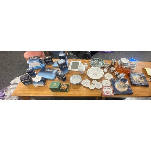 174 - Large selection of collectable pottery to include Wedgwood, Ainsley, Royal Worcester, Royal Doulton,... 