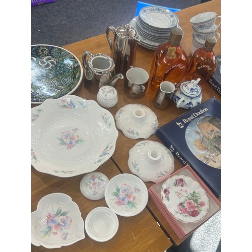 174 - Large selection of collectable pottery to include Wedgwood, Ainsley, Royal Worcester, Royal Doulton,... 