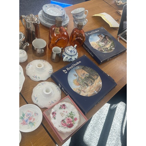 174 - Large selection of collectable pottery to include Wedgwood, Ainsley, Royal Worcester, Royal Doulton,... 