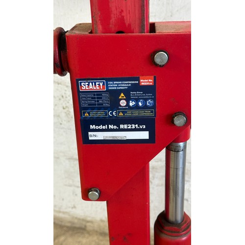 332 - Sealey coil spring compressing station hydrolic 1500 kg compacity model no RE231.V3