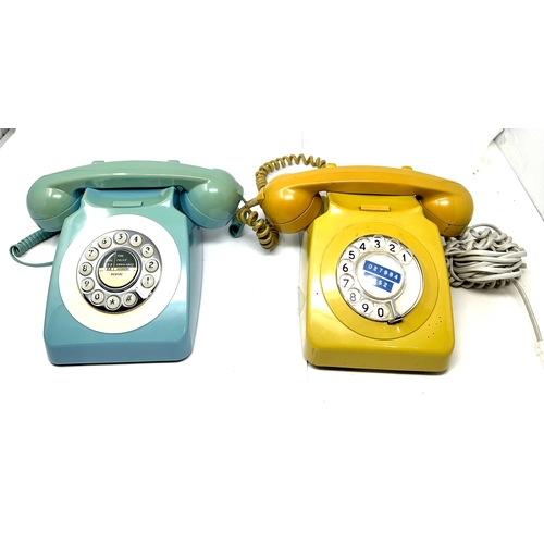 418 - 2 vintage telephones