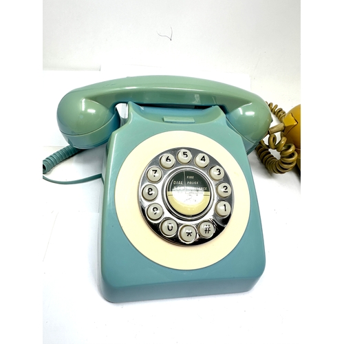 418 - 2 vintage telephones