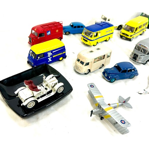 142 - Selection of vintage Corgi / Dinky vehicles