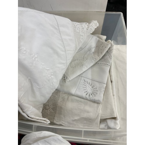 157 - Large selection of assorted linen