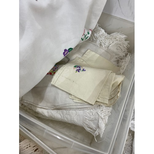 157 - Large selection of assorted linen