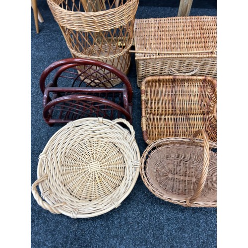 268 - Selection of wicker baskets and a gilt frame