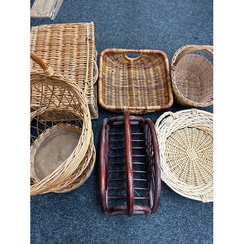 268 - Selection of wicker baskets and a gilt frame